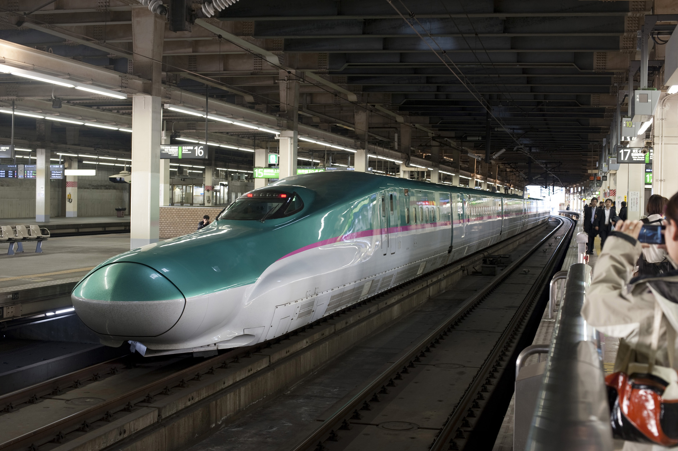 Japan speed. Скоростной поезд в Японии Синкансэн. Поезд Синкансэн в Японии. Японский поезд Синкансен скорость. Япония Железнодорожная магистраль Синкансен.